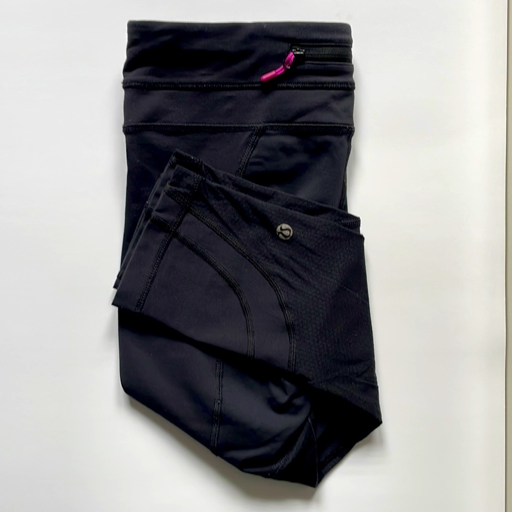 Lululemon cropped leggings - Size 6 - with back pocket & inside drawstring